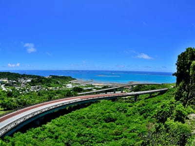 伊計島の集落とニライカナイ橋