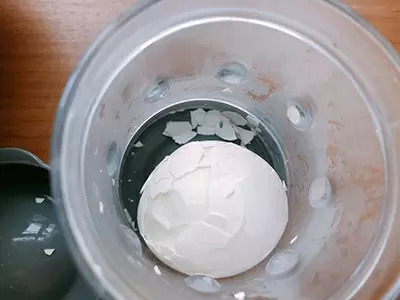 ダイソーの便利グッズゆで卵の殻むき器の実力は? 2種類の商品を比べてみた