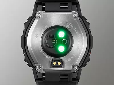 初号機の角型フォルムに心拍計測機能を搭載したスポーツラインG-SHOCK