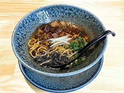 ソムリエが店主の「ラーメン札幌一粒庵」、まかない丼とラーメンのペアリングメニューを展開