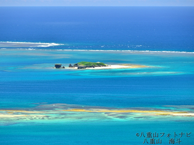 伊計島の集落とニライカナイ橋