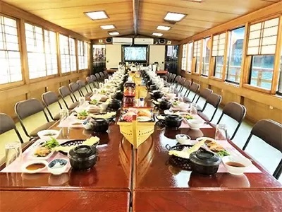 屋外での食事なら風情あふれる屋形船はいかが? 夜景も楽しめる!