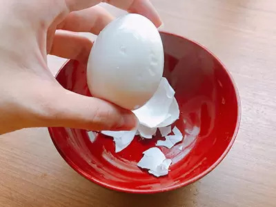 ダイソーの便利グッズゆで卵の殻むき器の実力は? 2種類の商品を比べてみた