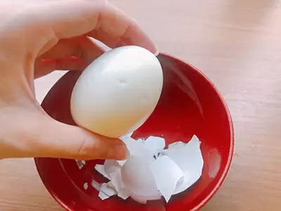 ダイソーの便利グッズゆで卵の殻むき器の実力は? 2種類の商品を比べてみた