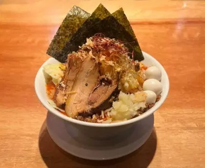 赤い鯨でインスパイア系担々麺「赤い九治郎」がレギュラー化、ランチ時は麺の大盛り無料