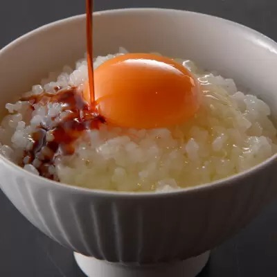 かけるだけで燻製風味のTKGに!「元祖燻製卵かけご飯のたれ『ちばる』」新発売