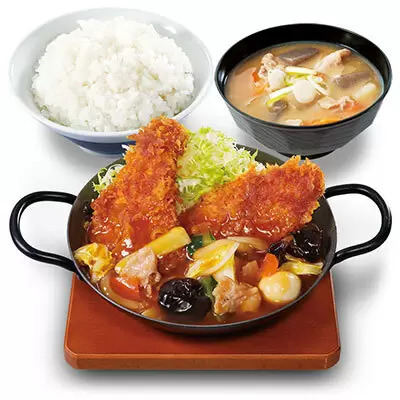 「かつや」新作、8種の具材入った「タレカツとうま煮の合い盛り」