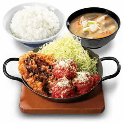 「かつや」が春の新作を発売、「鶏だんごとチキンカツの合い盛り」を期間限定で