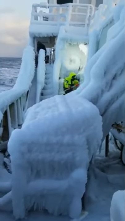 この船を動かすために元の状態にもどすのはとんでもなく大変そう！ロシアの冬の海で嵐に遭った後の船がスゴいことになってる・・・