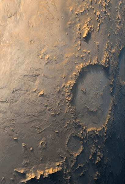 火星のスマイルクレーター、ここ10年でより「にこやかな笑顔」に