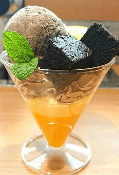 回転寿司屋の本気スイーツがすごかった……!くら寿司「オレンジショコラパフェ」など新商品をチェックしてきたぞ!