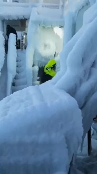 この船を動かすために元の状態にもどすのはとんでもなく大変そう！ロシアの冬の海で嵐に遭った後の船がスゴいことになってる・・・