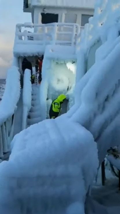 この船を動かすために元の状態にもどすのはとんでもなく大変そう！ロシアの冬の海で嵐に遭った後の船がスゴいことになってる・・・