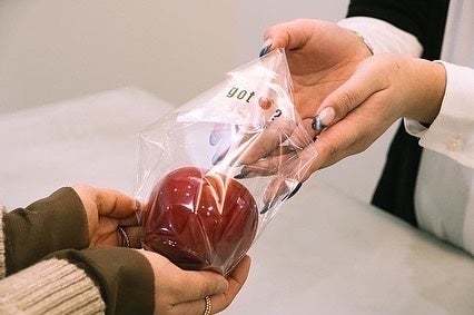 京都の商店街に突如として現れた「フルーツジャンキー」が、昔ながらの林檎飴を『ネオ和菓子』化させる。