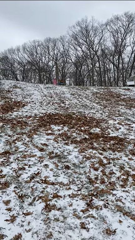 初めての雪にテンションが上がったけれど・・・。初めてのソリは簡単ではなかったようで、バランスを崩しスリリングな姿勢で斜面を滑っていきました