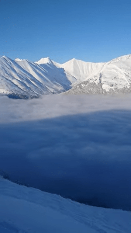 雲の上にあるスキー場。アラスカにあるスキー場の景色は圧巻ですが・・・、雲の中に突き進んでいくのは壮大すぎて滑るのに勇気がいりそう