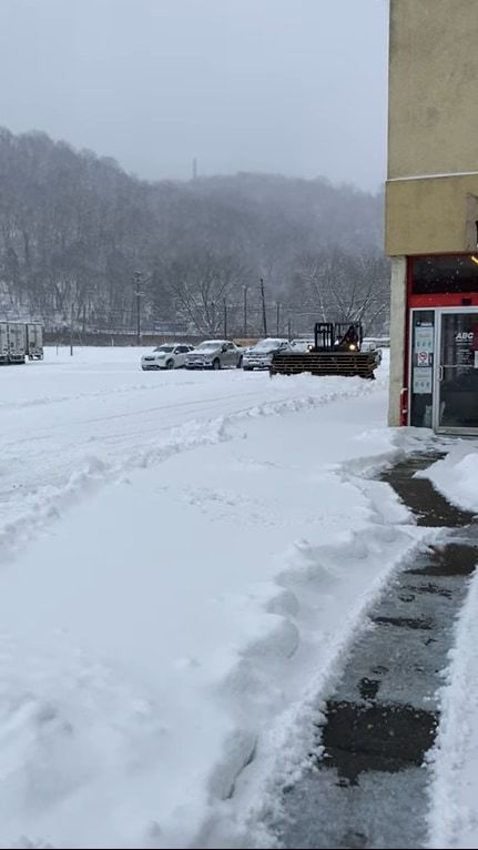 除雪車がやってきた！と思ったけど何かが違うような・・・。よく見たらあるものを組み合わせたインスタント除雪車でした！！