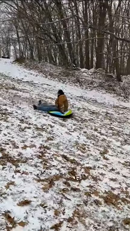 初めての雪にテンションが上がったけれど・・・。初めてのソリは簡単ではなかったようで、バランスを崩しスリリングな姿勢で斜面を滑っていきました