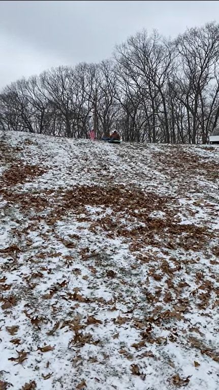 初めての雪にテンションが上がったけれど・・・。初めてのソリは簡単ではなかったようで、バランスを崩しスリリングな姿勢で斜面を滑っていきました