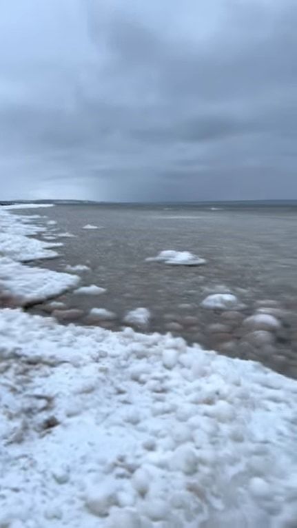 自然の生んだ奇跡の光景！ミシガン湖の湖岸に丸い岩が打ち寄せて浮いていると思いきや・・・、これはアイスボールと呼ばれる球状になった氷なのです！