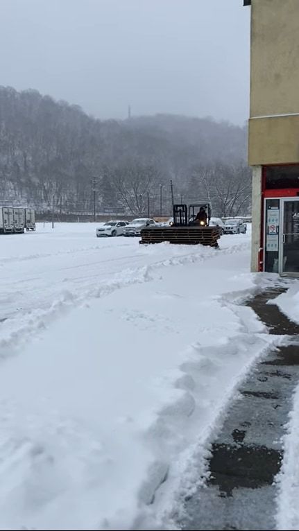 除雪車がやってきた！と思ったけど何かが違うような・・・。よく見たらあるものを組み合わせたインスタント除雪車でした！！