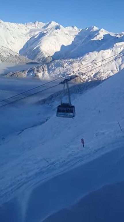 雲の上にあるスキー場。アラスカにあるスキー場の景色は圧巻ですが・・・、雲の中に突き進んでいくのは壮大すぎて滑るのに勇気がいりそう