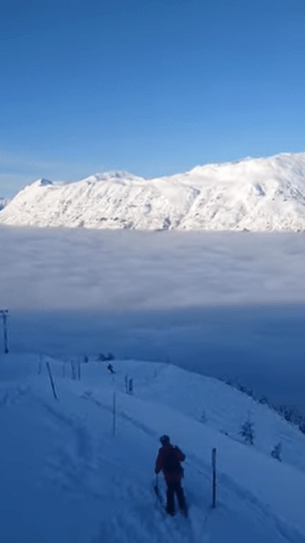 雲の上にあるスキー場。アラスカにあるスキー場の景色は圧巻ですが・・・、雲の中に突き進んでいくのは壮大すぎて滑るのに勇気がいりそう