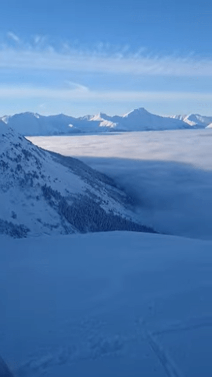 雲の上にあるスキー場。アラスカにあるスキー場の景色は圧巻ですが・・・、雲の中に突き進んでいくのは壮大すぎて滑るのに勇気がいりそう