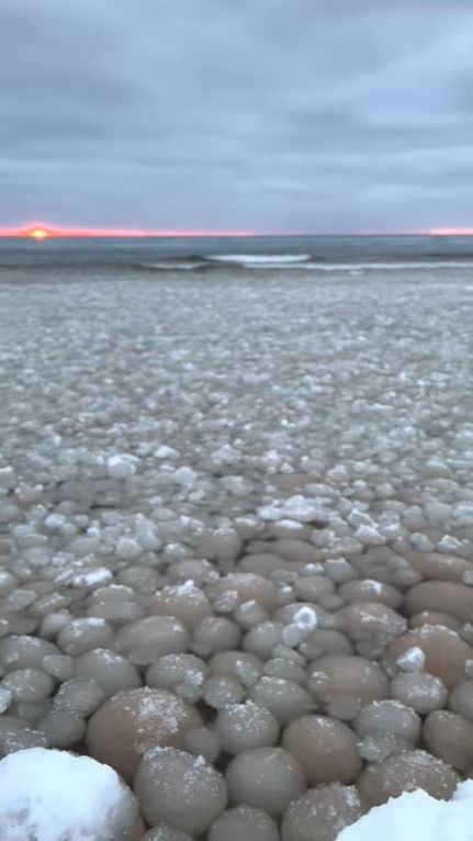 自然の生んだ奇跡の光景！ミシガン湖の湖岸に丸い岩が打ち寄せて浮いていると思いきや・・・、これはアイスボールと呼ばれる球状になった氷なのです！