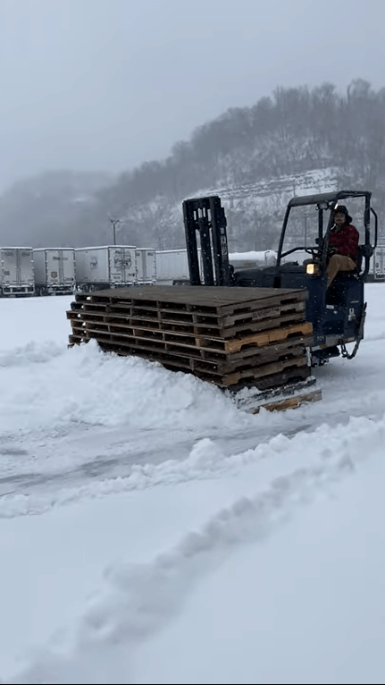 除雪車がやってきた！と思ったけど何かが違うような・・・。よく見たらあるものを組み合わせたインスタント除雪車でした！！