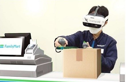 ファミマ、仮想現実で店舗従業員の研修実施 60時間の削減効果