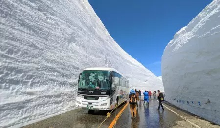 「雪の大谷フェスティバル」が始まる　立山黒部アルペンルート