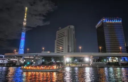 屋外での食事なら風情あふれる屋形船はいかが? 夜景も楽しめる!