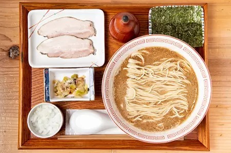 「炭火焼濃厚中華そば 海富道」、“規格外”の魚を使ったそば定食を発売