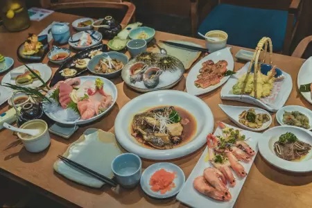 大皿料理を部下が取り分けるのは時代錯誤？　「取り分け文化」への賛否の声