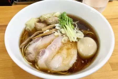 東京・下北沢の「1番好きなラーメンランキング」　3連覇で殿堂入りした黄金に輝くスープが特徴のラーメン店は？