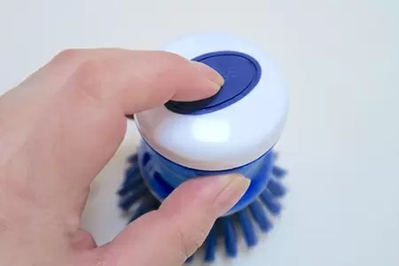 500円以下で汚れ落としの悩みを解消！　画期的発想の「デルデルキッチンブラシ」をレビュー