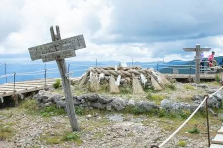 ソロモンの秘宝が眠る山? 徳島の霊峰「剣山」で神秘の絶景を楽しむ山小屋ステイ