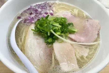 東京・下北沢の「1番好きなラーメンランキング」　3連覇で殿堂入りした黄金に輝くスープが特徴のラーメン店は？