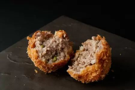 京都の老舗洋食店「スター食堂」で、「二大名物メンチ」の頂上決戦!