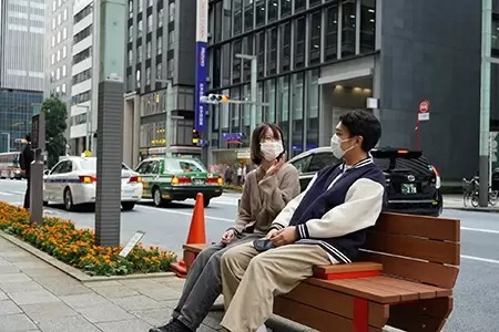 東京都中央区の「中央通り」でちょっと休憩、歩道にベンチを設置する検証実験