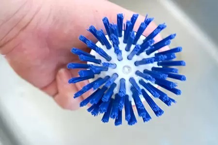 500円以下で汚れ落としの悩みを解消！　画期的発想の「デルデルキッチンブラシ」をレビュー