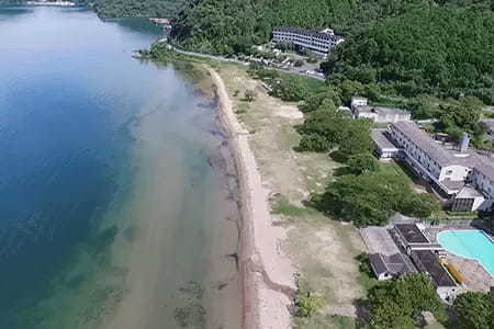 琵琶湖東部で水質「AA」の「宮ヶ浜水泳場」オープン　波打ち際まで芝生で快適