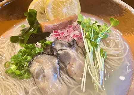 横浜で夏季限定の「牡蠣塩冷やしラーメン」