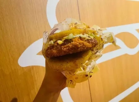 マクドナルドからアジアンごはんバンズが新登場、夜マック限定「アジアンごはん 油淋鶏」を実食!