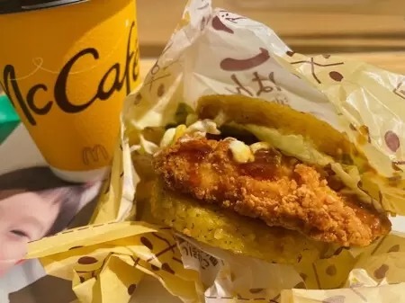 マクドナルドからアジアンごはんバンズが新登場、夜マック限定「アジアンごはん 油淋鶏」を実食!