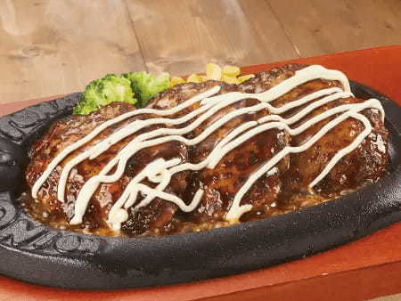 ハンバーグ3枚まで1100円! 「トマト&オニオン」で平日・店舗限定ランチ