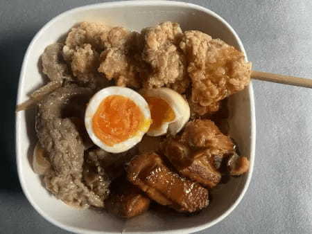 本日「肉の日」にがっつきたい！ コンビニ商品で作る「肉まみれ丼」