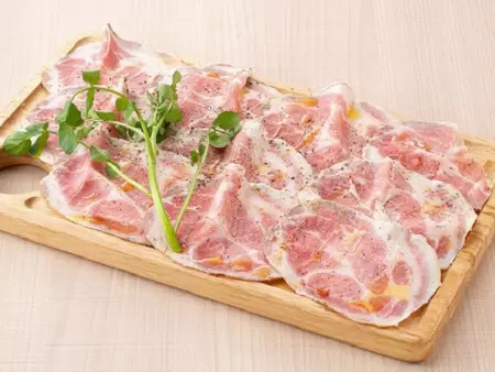 新宿・歌舞伎町で「ワイン飲み放題」1000円！　「ESOLA（エソラ） 新宿」の「桜フェア」