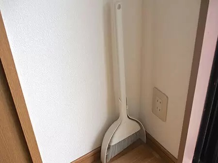新生活ぴったりな掃除道具を発見！　スマートに収納できるマーナの「ほうき ちりとり」